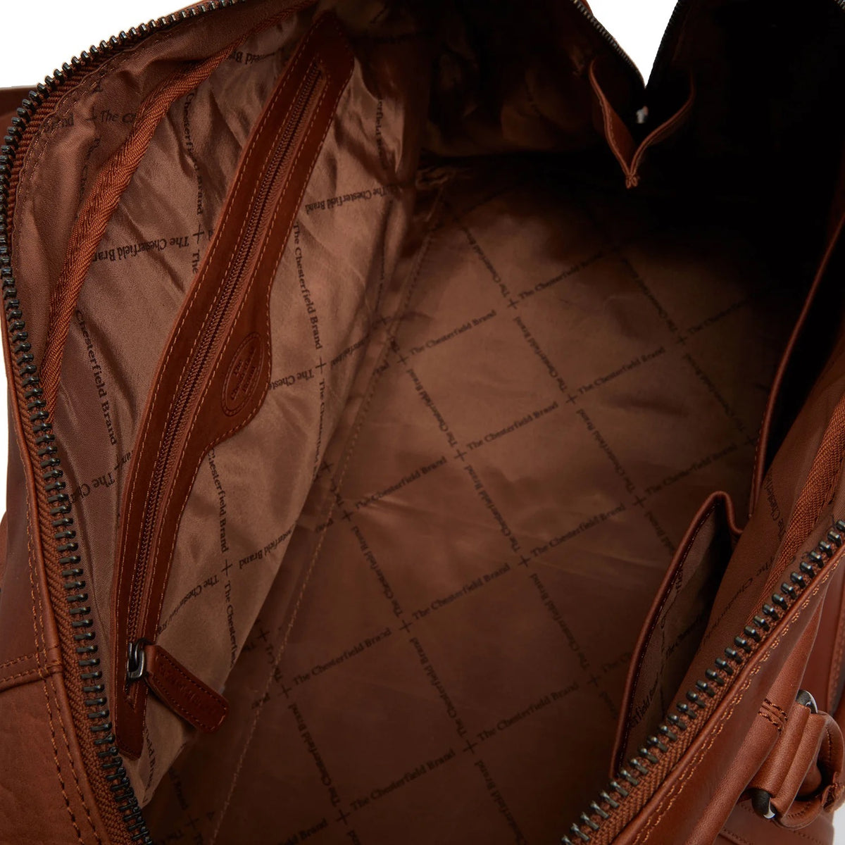 Chesterfield Perth Cognac – Innenansicht geräumiges Hauptfach mit Marken-Innenfutter und Innentasche 