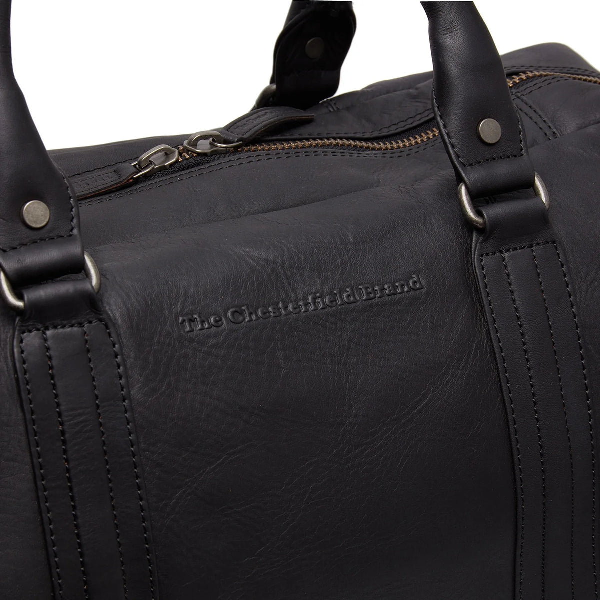 Chesterfield Perth Schwarz – Detailansicht eingeprägtes Logo und Frontreißverschluss, schwarzes Wax Pull Up Leder