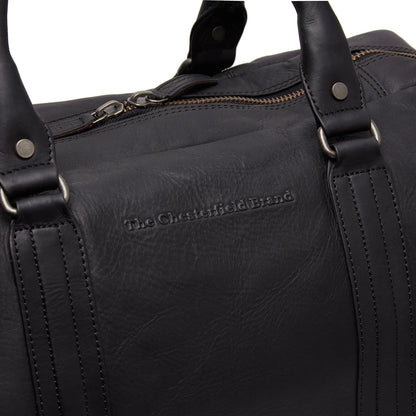 Chesterfield Perth Schwarz – Detailansicht eingeprägtes Logo und Frontreißverschluss, schwarzes Wax Pull Up Leder