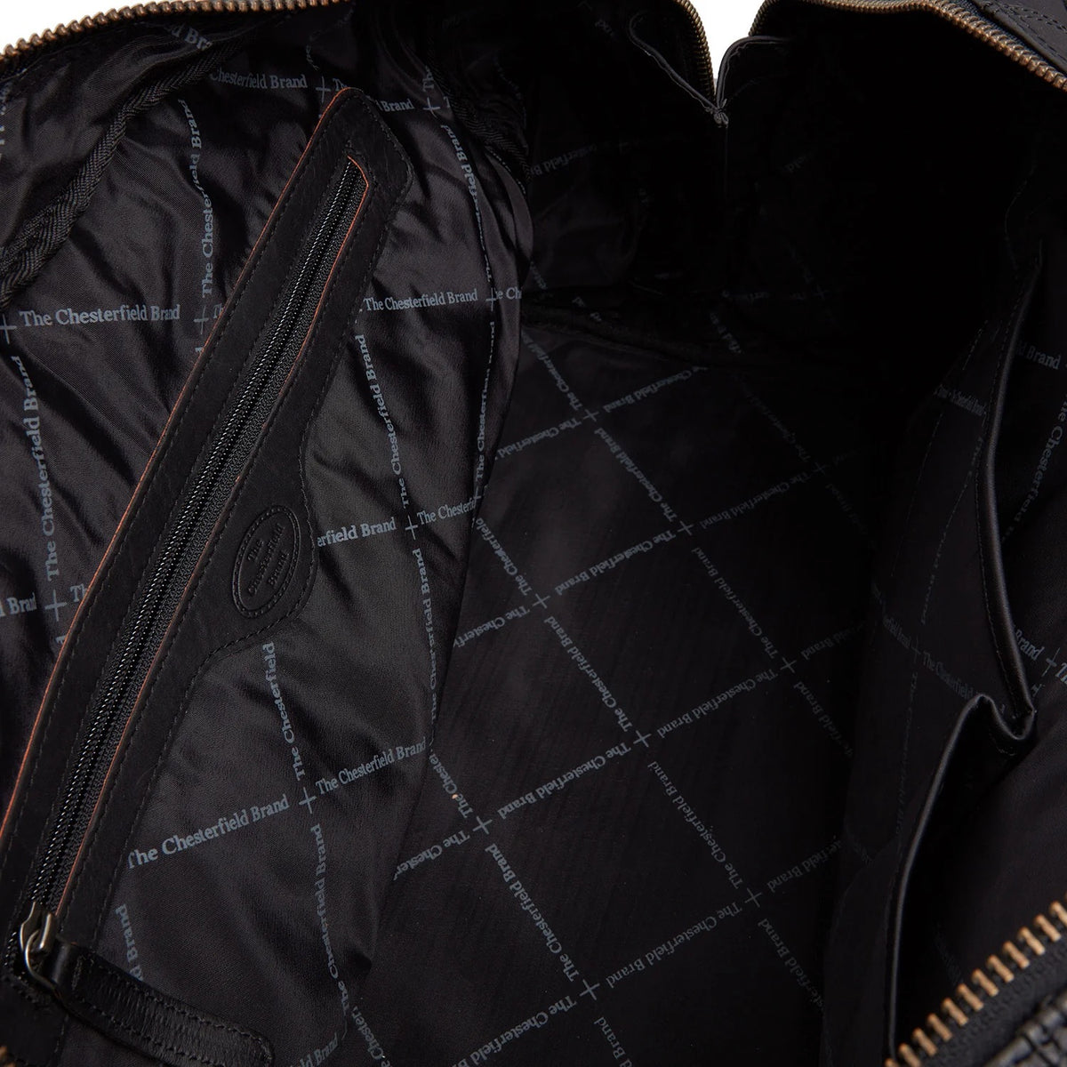 The Chesterfield Brand Perth Schwarz – Innenansicht geräumiges Hauptfach mit schwarzem Marken-Innenfutter und Innentasche