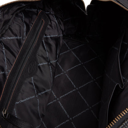 The Chesterfield Brand Perth Schwarz – Innenansicht geräumiges Hauptfach mit schwarzem Marken-Innenfutter und Innentasche