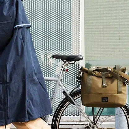 City Bike Satchel grün montiert am Gepäckträger on Tour HOLE-X