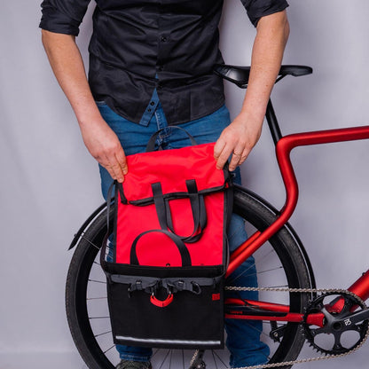 Easy EXO – Befestigung einer roten FlexBAG am Fahrrad-Gepäckträger