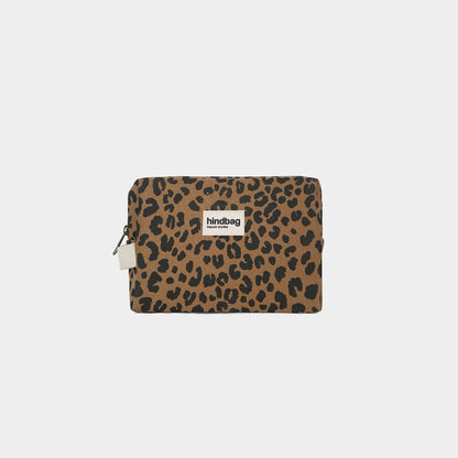 Léon Kulturbeutel von Hindbag im Leoparden-Print Zimt – Wochenendformat 2,8L aus GOTS Bio-Baumwolle, handgefertigtes Innenfutter