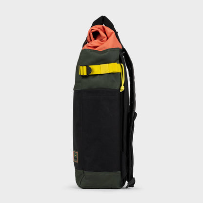 Roll-Top Rucksack aus 100% recyceltem Polyester - Khaki und Orange - Seitenansicht
