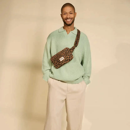 Harry Gürteltasche von Hindbag im Leoparden-Print Zimt – GOTS Bio-Baumwolle, 2 Reißverschlusstaschen, verstellbarer Gurt 73–115 cm