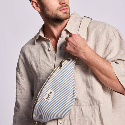 Bauchtasche Olivia von Hindbag in blau-grauen Streifen – GOTS Bio-Baumwolle, Doppelreißverschluss, verstellbarer Gurt 56–105 cm