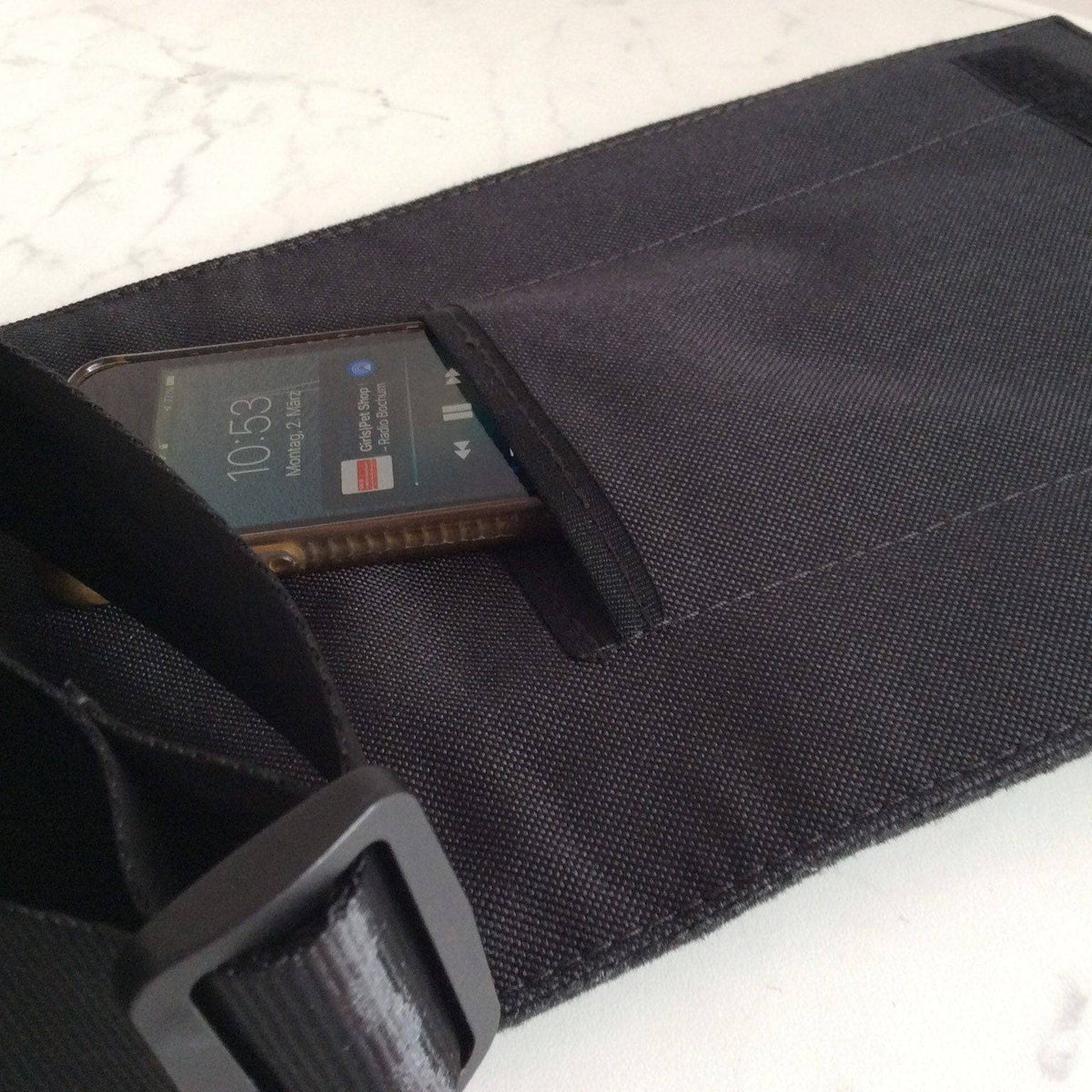 HOLE-X ALFA Umhängetasche schwarz Filz Bringe Deine Tasche zum Leuchten mit Deinem Smartphone - HOLE-X-WORLD