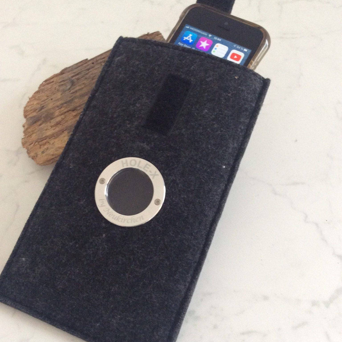 HOLE-X HOTEL Handyhülle universal Filz schwarz Bringe Deine Tasche zum Leuchten mit Deinem Smartphone Smartphonetasche Bullauge Innovation - HOLE-X-WORLD