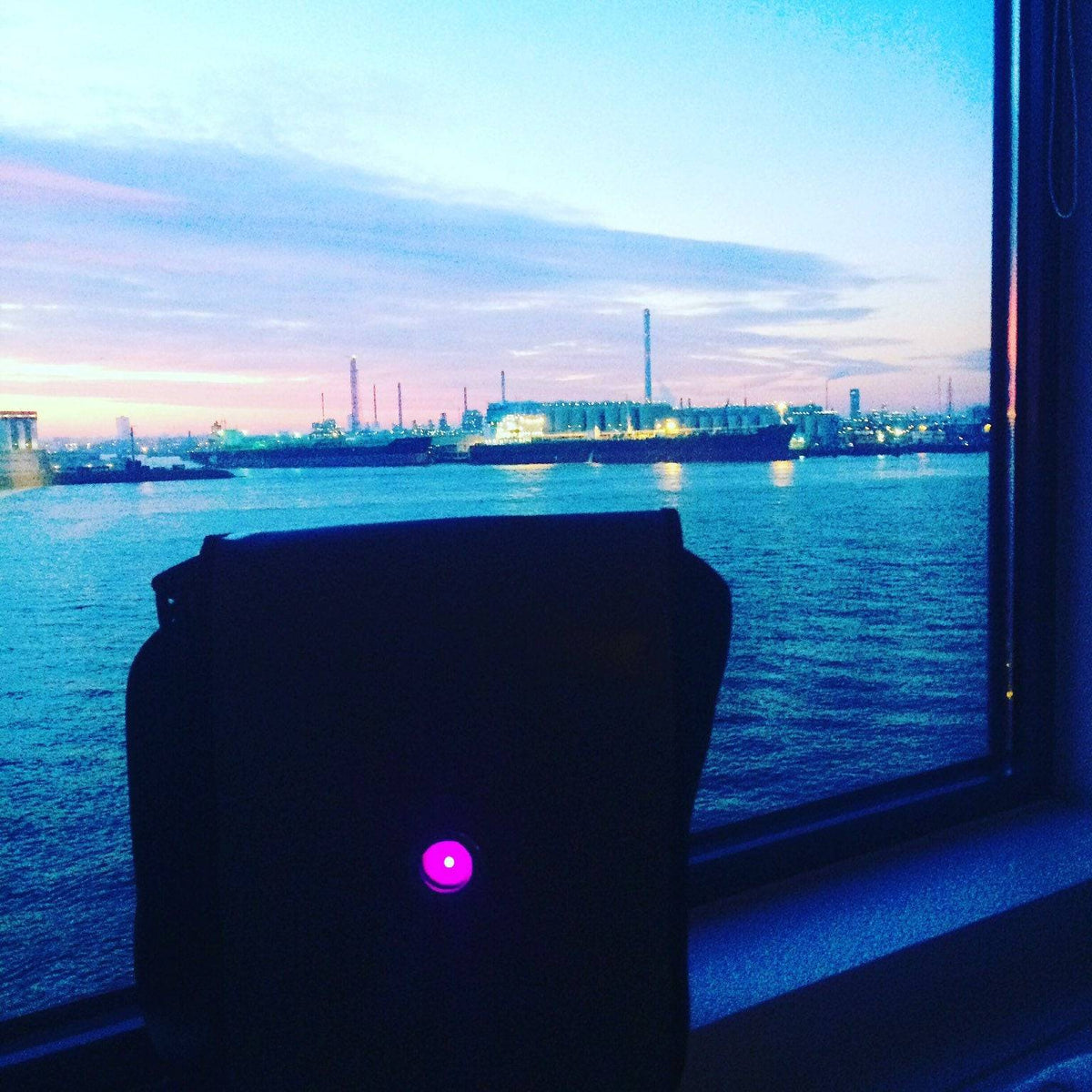 HOLE-X ALFA Umhängetasche schwarz Filz Bringe Deine Tasche zum Leuchten mit Deinem Smartphone - HOLE-X-WORLD