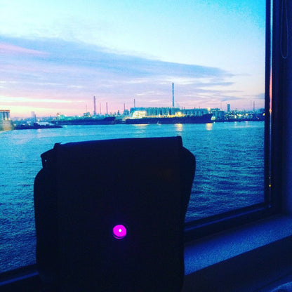 HOLE-X ALFA Umhängetasche schwarz Filz Bringe Deine Tasche zum Leuchten mit Deinem Smartphone - HOLE-X-WORLD