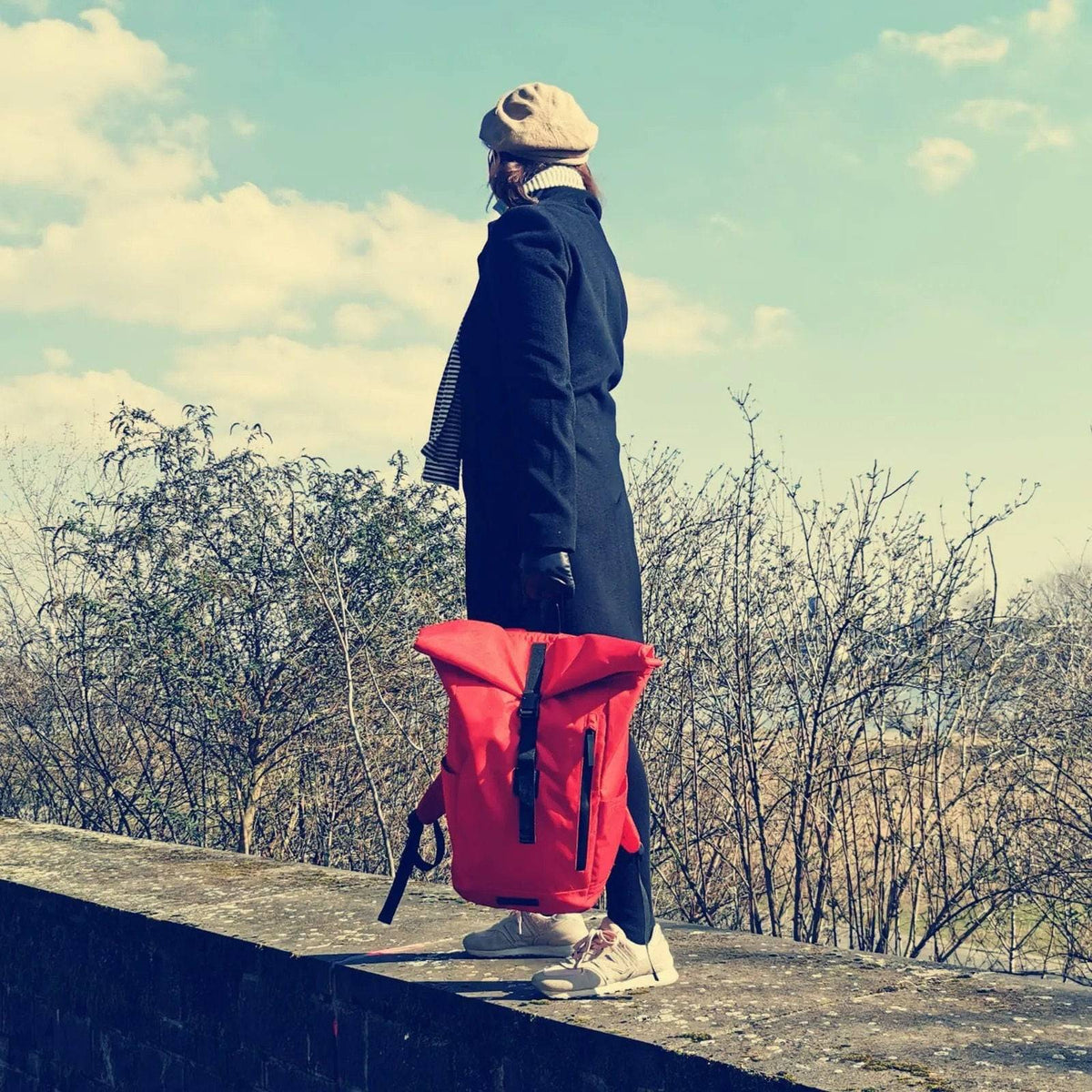 ULTRA LEICHT Rolltop Eco Rucksack Damen & Herren - wasserabweisend, aus recycelten PET Flaschen - rot - Bomence - HOLE-X-WORLD