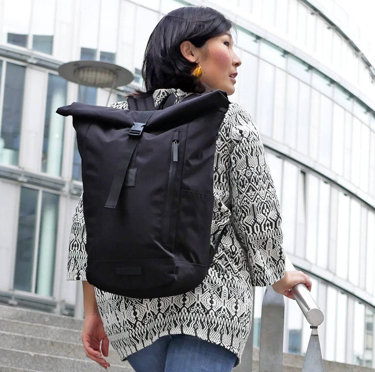 ULTRA LEICHT Rolltop Eco Rucksack Damen & Herren - wasserabweisend - aus recycelten PET Flaschen - schwarz - Bomence - HOLE-X
